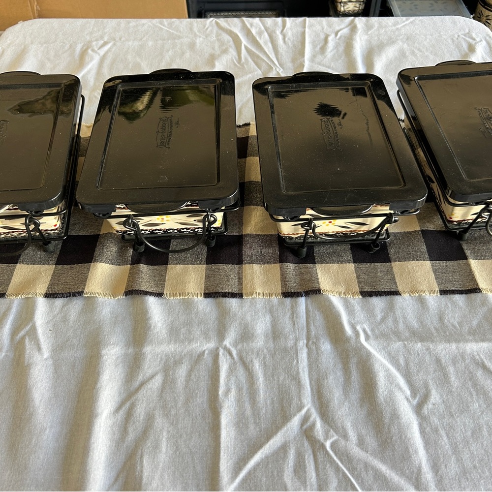 Black and Cream Casserole Dishes